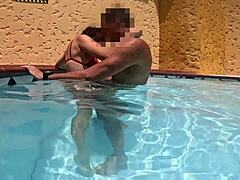 Flaca de 18 horny me chupa la verga en el agua y la cojo al aire libre