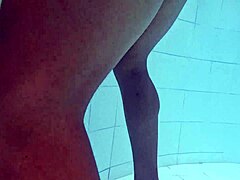 Flaca de 18 horny me chupa la verga en el agua y la cojo al aire libre