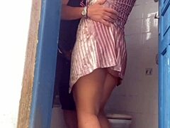 A patroa tricks the pedreiro into fixing toilet just to fuck him alone in bathroom