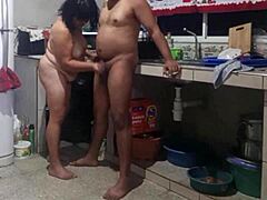 mi suegra gorda quiere verga de perrito en la cocina despues de paja?