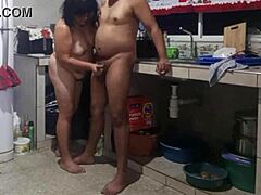 mi suegra gorda quiere verga de perrito en la cocina despues de paja?