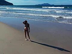 você aguenta essa latina peituda na praia? 