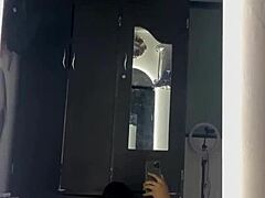 Mi Vecina Curvy Latina Vio El Video Y Vino A Follar Frente Al Espejo