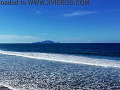 você aguenta essa latina peituda na praia? 