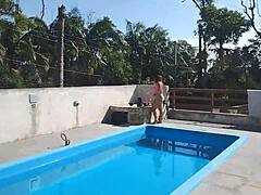 Pedreiro cums hard watching slutty poolside tease!