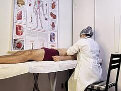 enfermeira safada vê paciente de pauzão duro no exame e não resiste 😈🍆