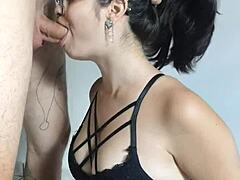 namorada gostosa chupou fundo o pauzão do wellington prado e ele gozou nos peitos dela