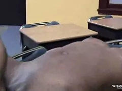 سمراء غنية بالعصائر تغري لنيك حار في كل غرفة