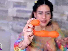 I'm unboxing my new Honey Play Box toy and testing it with my explosive golden stream