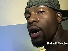 Ovi ludaci jebu novajliju Azijatkinju velikim crnim kurcem u getu, divlje je