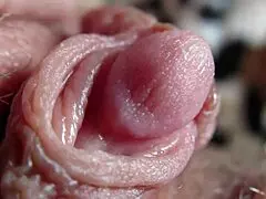 タイトな剃毛アソコの中、巨大な脈打つクリの超接写