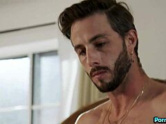 Aiden Ashley yang kurus naik kontol Tommy Pistol gaya cowgirl