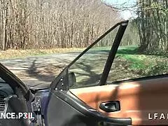 une belle pute se fait chope aux bords de la route en lingerie 😏