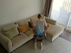 Nevěrný manžel šuká drobnou chůvu a naplní ji