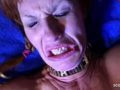 Caramba, velho safado mete no cu apertado da Marie em clube de swing!