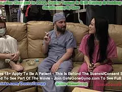 Nya Hooters-tjejen Blaire Celeste får förnedrande gynoundersökning av Dr Stacy Shepard med spekulum och handskar på sjukhus