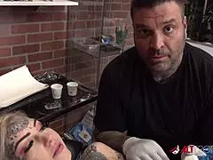 Sascha si hraje s velkýma kozy Amber Luke během tetování 😘