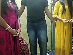 สาวอินเดียสวยๆ เล่นสามคนในวิดีโอเล่นบทภาษาฮินดี