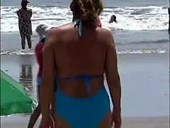 Innocente ado écarte sa chatte serrée et perd sa virginité en défloration brute. Action fétich brute l'étire bien large !