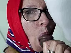 يا الله، الجدة الممحونة تتوسع طيزها من الكهربائي! 😲