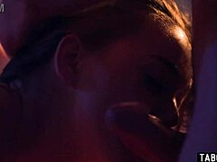 Отчим глубоко трахает подругу дочери Энни Аурора посреди ночи