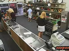 이 뜨거운 금발 밀프가 사무실에서 더러운 전당포 남자랑 뭐하는 거야?