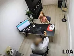 ג'ינג'ית מילף מוצצת תמורת הלוואה בראיון שולחן