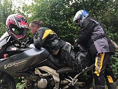 Motociclista gay ninfomane esplora profondità estreme in una corsa selvaggia