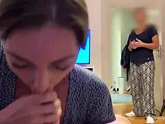 Mi madrastra me atrapó con mi novio al aire libre