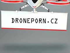 Hameen alta salaa kuvattua piilokameralla pöydän alla