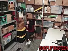 Oh mio dio questa ladra amatoriale si prende sborrata in faccia durissima! 😱