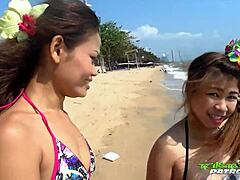 Turista sortudo ganha boquete duplo molhado de asiáticas gostosas