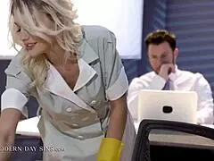 Choqué que mon boss surmené me défonce le cul, moi la bonne Kenna James