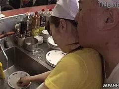 Není kuchyně ideální na přípravu její těsné kundy?