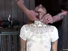 מאסטר ומיסטרס שולטים בבחורה קשורה עם הצלפות קשוחות