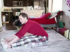 kypsä tyttö opettaa joogaa isolla persellä varustetulle kaverille