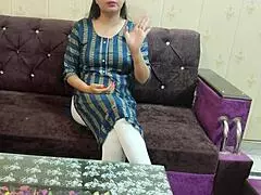 Mama Vitregă Transformă Casa într-un Cuib Sălbatic de Sex cu Prietenul Fiului