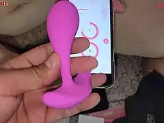 Mit seinem Handy steuert er den Honey Play Box Vibrator für meinen Arsch.