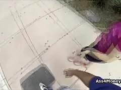 Novinha 18+ sem grana sai do orelhão direto pra chupar pau