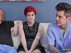 Nadržaná tínedžerka znáša bolestivú análnu terapiu v zadkovom azyle. Jej tvrdá ass-to-mouth session šokuje!