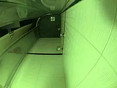 남자가 편안한 샤워 욕조에서 즐겨