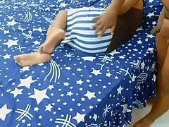 Mąż wślizguje się do łóżka siostry żony i rucha ostro indyjską dziwkę bhabhi