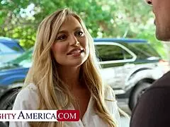 زوجة مثيرة بليك بلوسوم تُنيك بقوة من قبل المساعد المستأجر