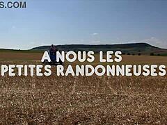 Wandelaars neuken hard in het bos, zo geil! 🌲