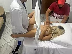 Човече, моја жена на прегледу код гинеколога, мислим да је јебе поред мене
