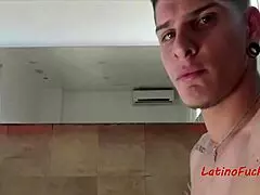 Latijnse 18+ twinks laten pikken schoonzuigen in badkuip. Anale en orale geilheid