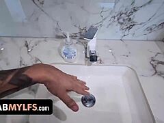 Alexa har äktenskapsproblem men hantverkaren hjälper till med stor kuk i doggystyle. Blåögd skönhet rider barfota med piercad mage.