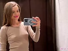 Seksowny przymiarka przezroczystej bielizny