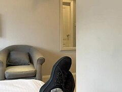 Styvmamma säger: Låt oss inte göra det konstigt, men jag är fortfarande din styvmamma i den här hotellsängen!