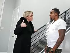 Utro stud Rome Major knuller hete naboen Dee Williams uten kondom.